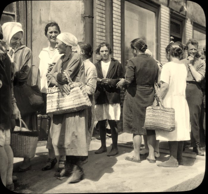Люди, стоящие в очереди за продуктами. СССР, Москва, 1931 год.