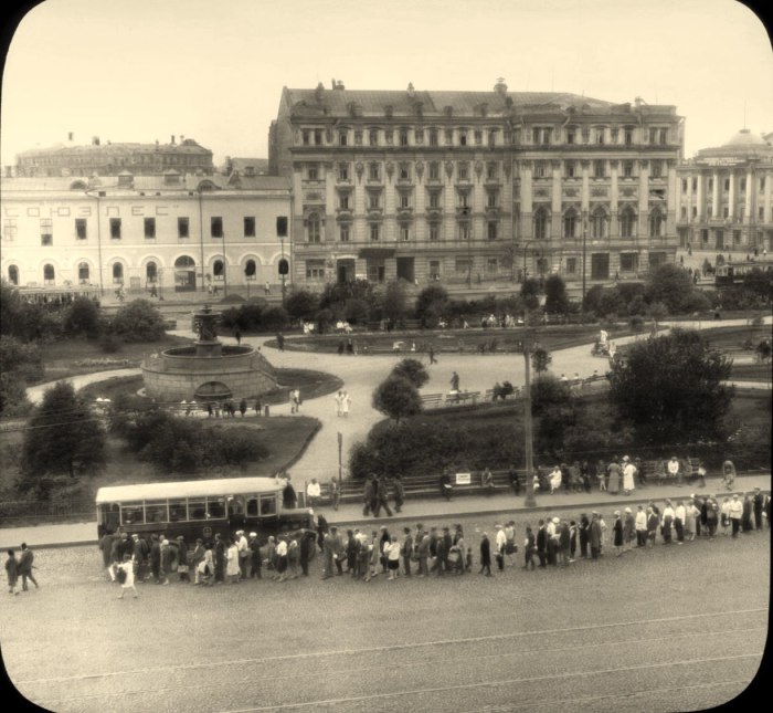 Огромная очередь на остановке в районе Театральной площади. СССР, Москва, 1931 год.