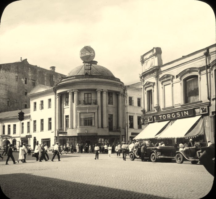 Всесоюзное объединение по торговле с иностранцами на одной из улиц Москвы. СССР, 1931 год.