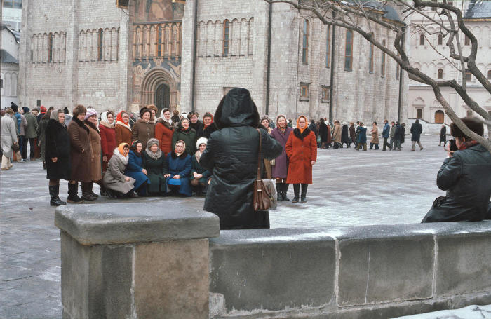 Группа туристок одетых в однотипные пальто. СССР, Москва, 1984 год.