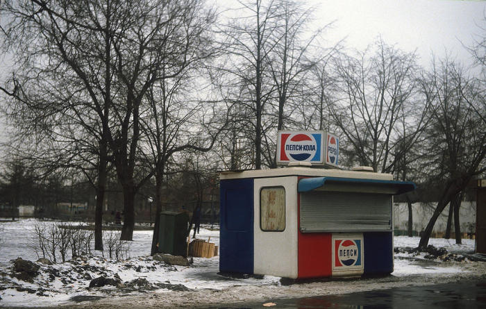 Сине-красный киоск «Пепси-Кола». СССР, Москва, 1984 год.