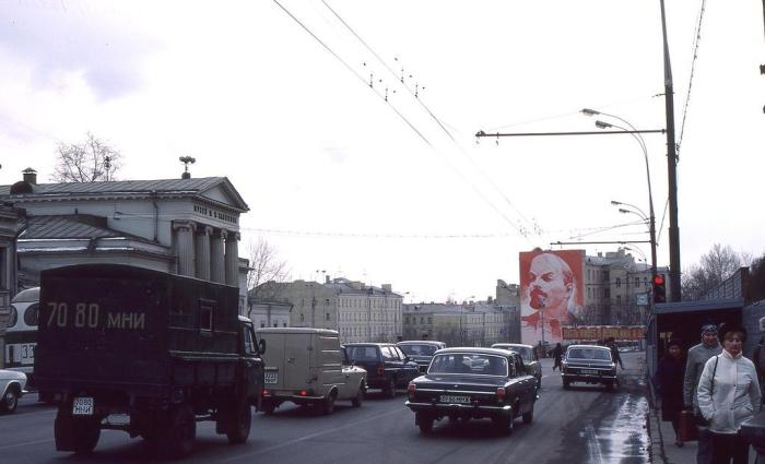 Уличная сцена на окраине города. СССР, Москва, 1984 год.