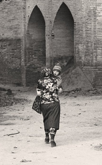 Женщина, несущая маленького ребенка. СССР, Узбекистан, Бухара, 1984 год.