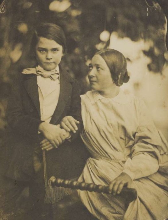 Мама и сын в 1855 году. Фотограф: Jean-Baptiste Frenet.