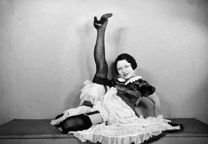 Фотосессия танцовщицы из кабаре «Мулен Руж». Франция, Париж, 1932 год.