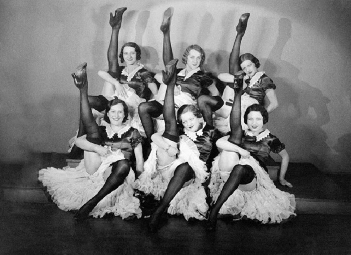 Танцевальная группа, выступающая в кабаре «Мулен Руж».
