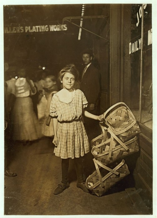 12 летняя девочка торгует плетёными корзинками. США, Штат Огайо, Август 1908 года.