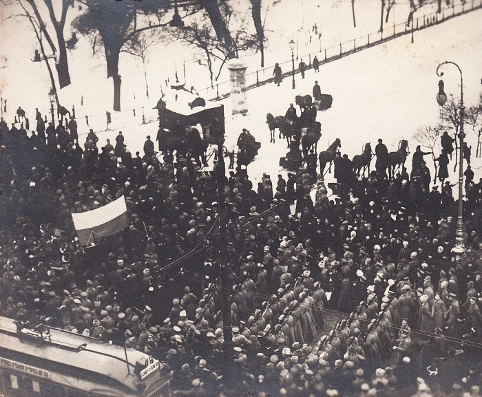 Демонстрации - мирные жители и военные гарнизоны на Невском проспекте. Петроград, 1917 год.