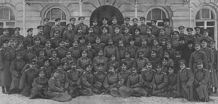 Николай II и цесаревич Алексей с группой солдат и офицеров.