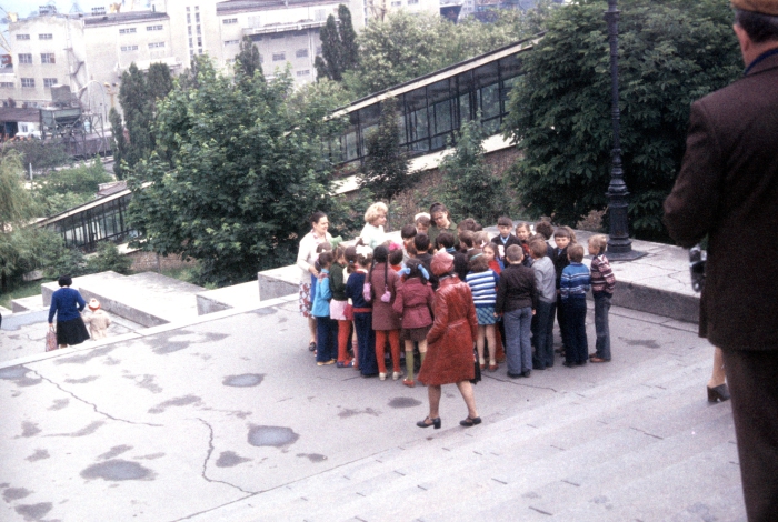 Группа детей на Потемкинской лестнице. СССР, Одесса, 1977 год. 