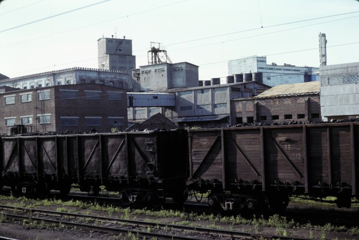 Транспортный поезд на окраине города. СССР, Омск, 1979 год. 
