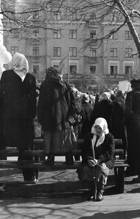 Бабушка на демонстрации сидящая на лавочке. СССР, Ярославль, 1950-е годы.