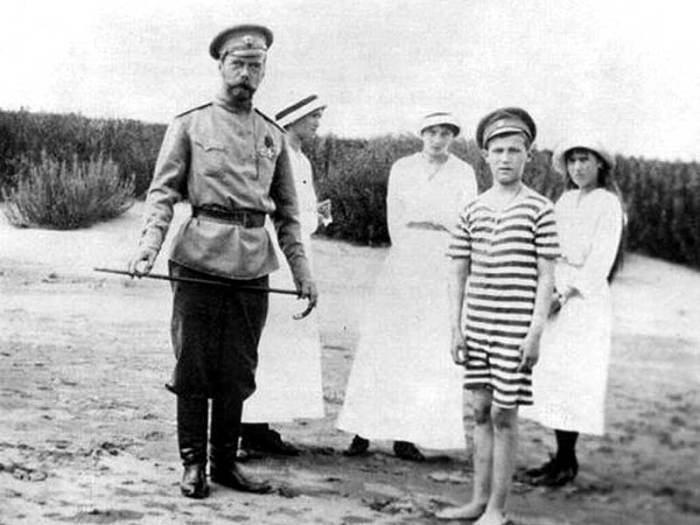 Императорская семья на берегу Днепра в 1916 году. 