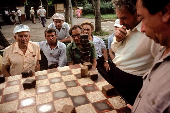 В 1980-е шашки и шахматы приобретают огромную популярность в стране.