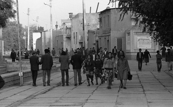 Пожилой мужчина, идущий по улице. СССР, Узбекистан, Бухара, 1984 год.