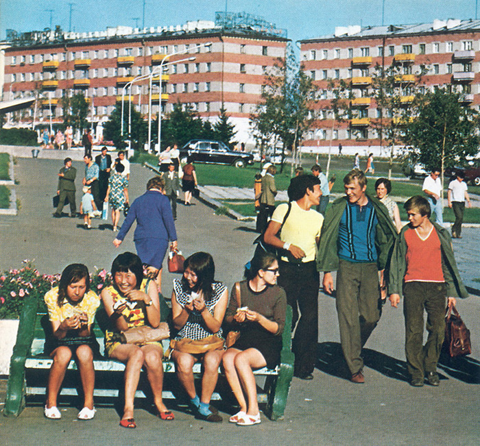Этническая неоднородность на улицах Улан-Удэ. СССР, Улан-Удэ, 1970 год. 