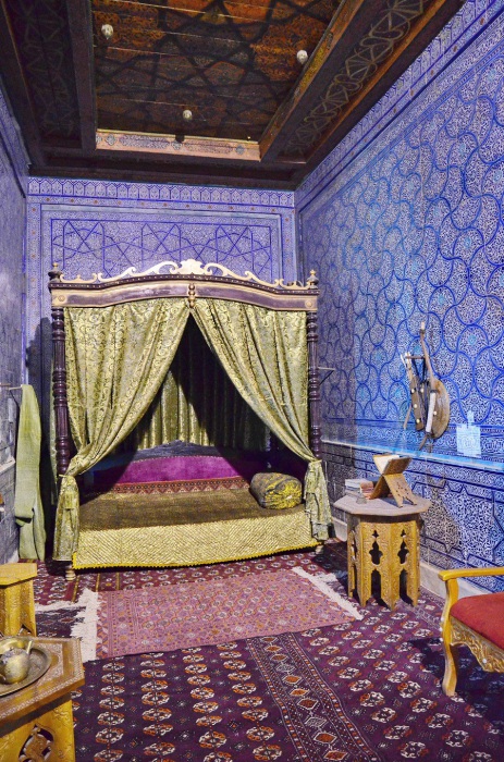 Оригинально украшена майоликой приемная комната при айване — сарай.