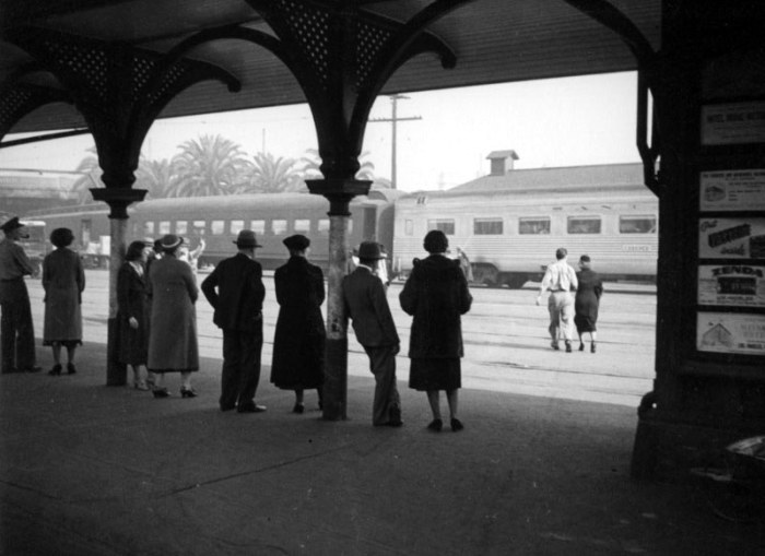 Ожидание поезда на станции. Лос-Анджелес, 1937 год.