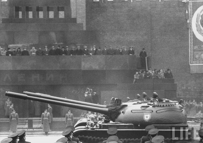 Прохождение военной техники во время военного парада на Красной площади. СССР, Москва, 1961 год.