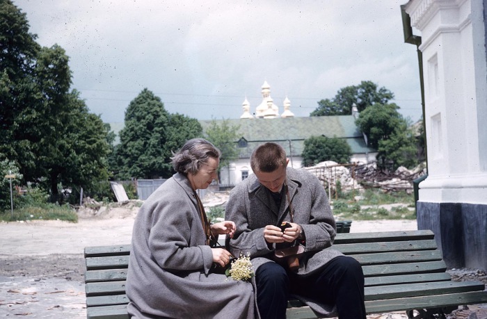 Туристы, сидящие на скамейки на территории храма. СССР, Киев, 1959 год.