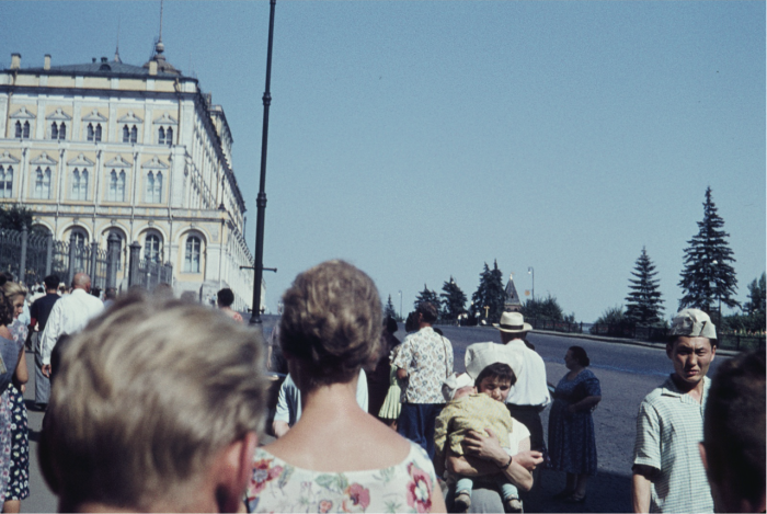 Люди, проходящие мимо Большого Кремлевского дворца. Москва, 1961 год.  