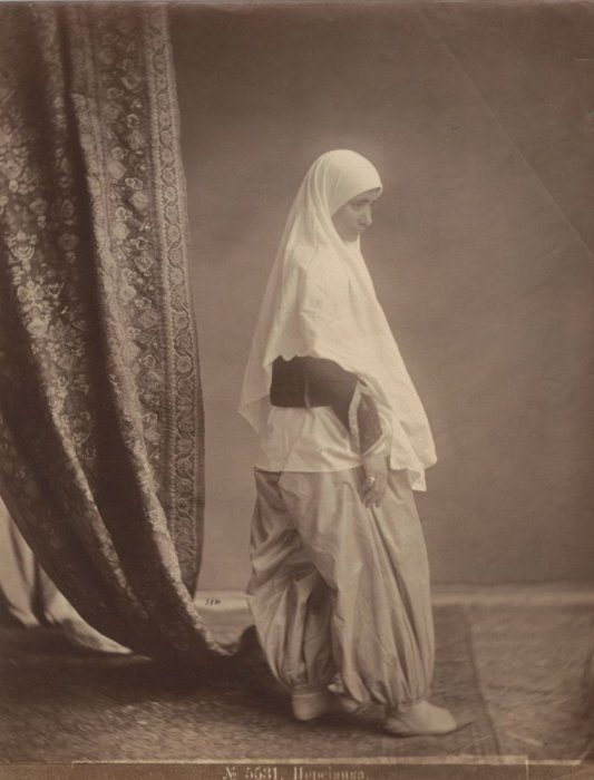 Персиянка в богатых одеждах. 