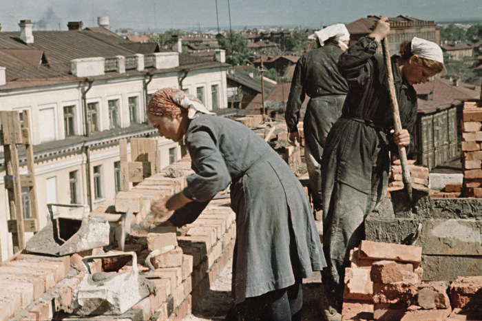 В Советское время женщины работали на стройке наравне с мужчинами. 