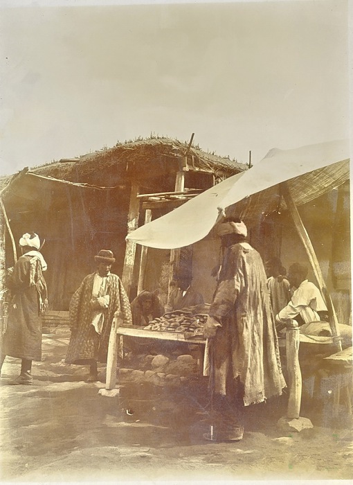 Продажа лепешек на базаре.Туркестан, Пишпек, начала ХХ века.