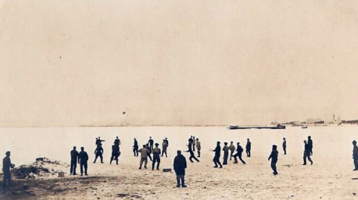 Игра в футбол на льду в Архангельске. 1917 год. 