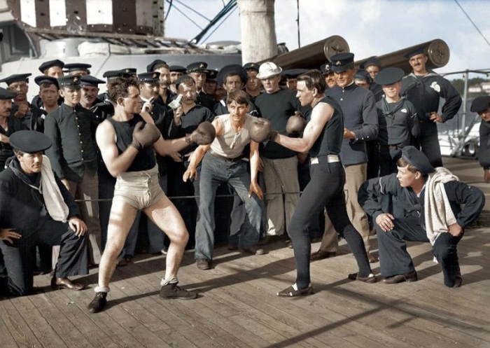 Боксёрский поединок на борту американского военного корабля.