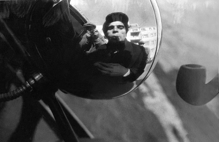 Отражение в боковом зеркале автомобиля фотографа и водителя в 1929 году. Фото: Alexander Rodchenko.