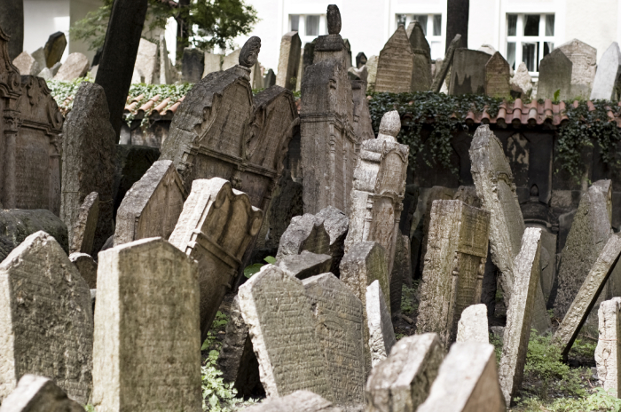 Старое еврейское кладбище, где по сей день продолжаются процессии. Чехия, Прага.