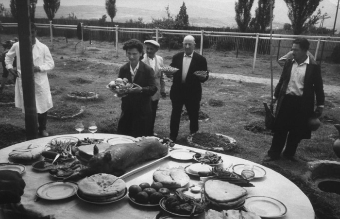 Приготовление кушаний для вечерней праздничной трапезы. СССР, Грузия, 1963 год.
