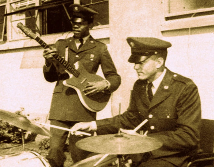  Два офицера 101-ого десантного полка играют на музыкальных инструментах в 1962 году.