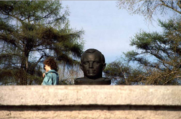  Памятник Гагарина на Бульваре Гагарина. СССР, Иркутск, 1988 год.