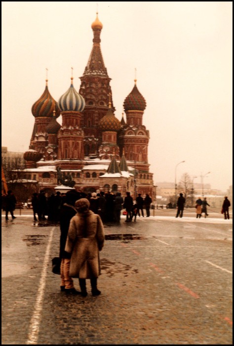 Туристы возле Собора Василия Блаженного на Красной площади. СССР, Москва, 1985 год.