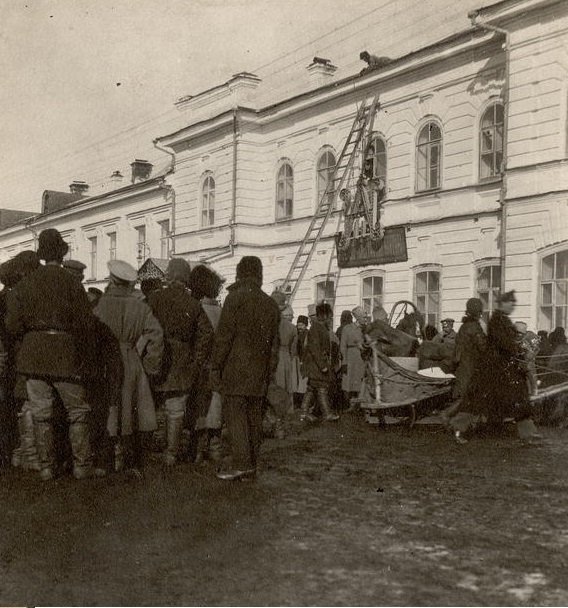 Снятие царской символики со зданий в Томске. 7 марта 1917 года. 