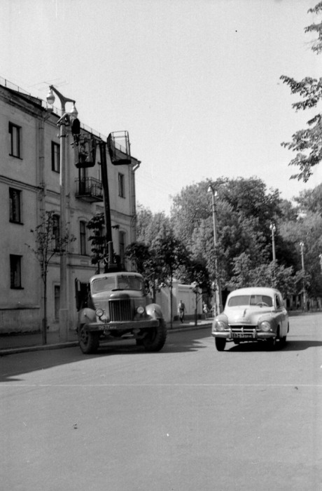 Замена ламп уличного освещения. СССР, Ярославль, 1970-е годы.