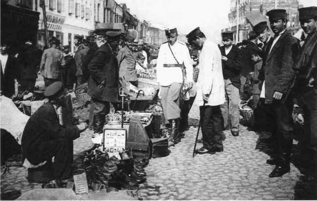 Полицейские в одном из торговых рядов. Россия, Москва, 1900-е годы.
