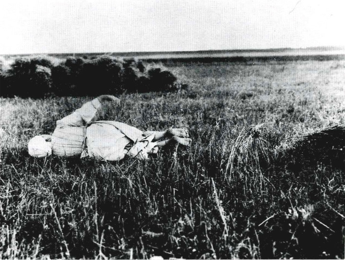 Женщина катается по окончании жатвы. Рязанская губерния, Косимовский уезд, 1914 год.