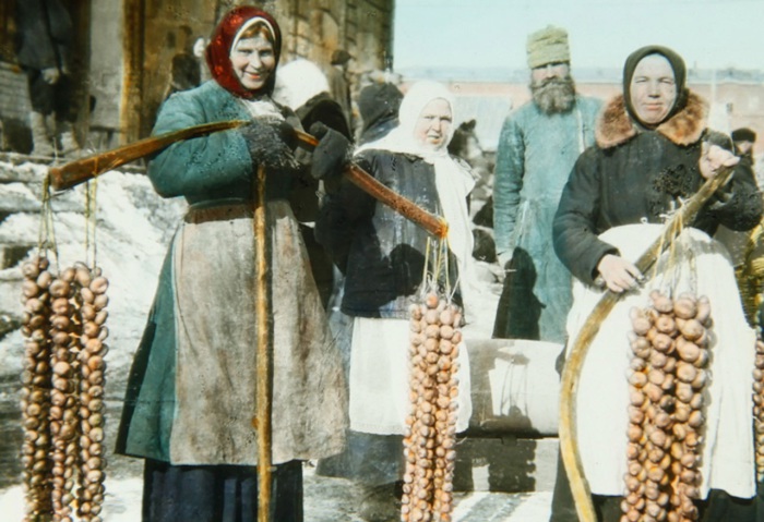 Женщины со связками лука на рынке.