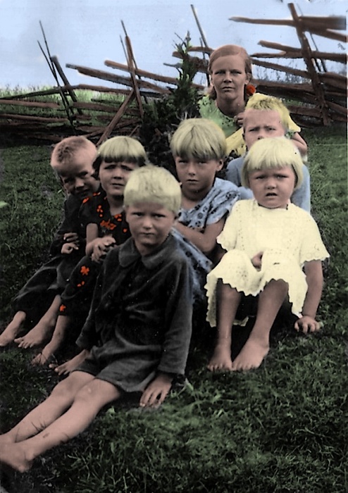 Колоризированная фотография детей в оккупированном селе. СССР, 1942 год. 