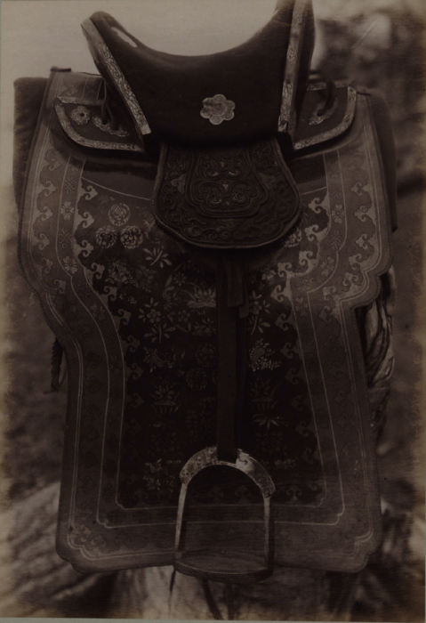 Седло с китайским чепраком и с серебряной монгольской чеканкой. Урянхайский край, 1897 год.