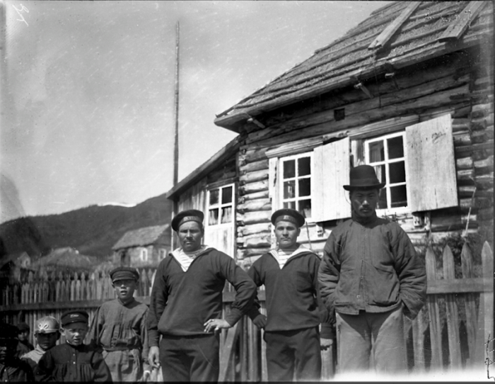 Моряки с местным жителем. Россия, Сибирь, 1901 год.