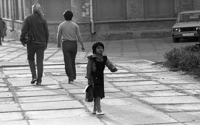 Девочка, идущая домой после учебы.  СССР, Узбекистан, Бухара, 1984 год.