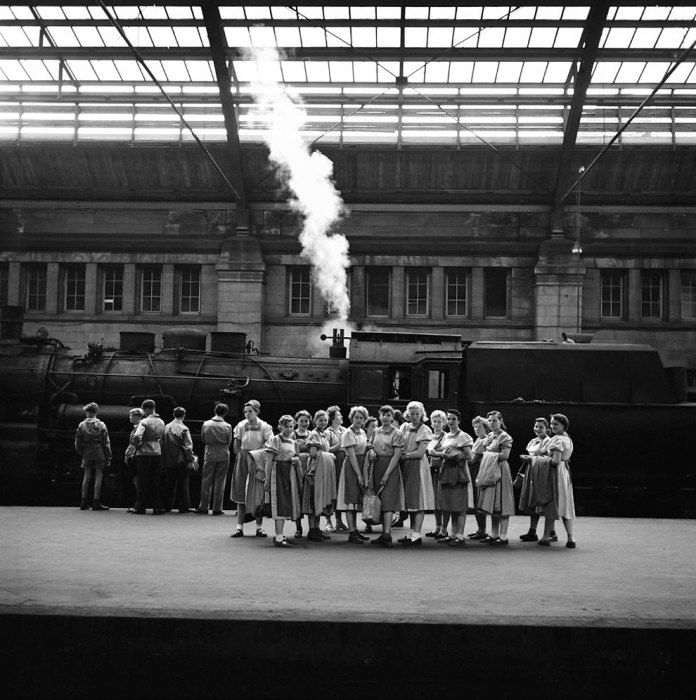 Школьницы на перроне. Германия, 1956 год.