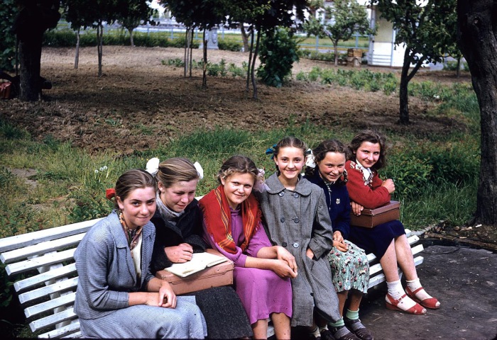Школьницы, сидящие на скамейке после учебы. СССР, Киев, 1959 год.