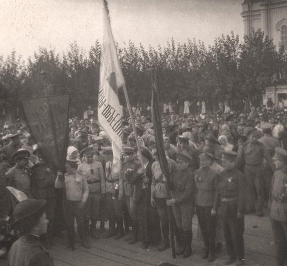 Отправка на фронт женщин-добровольцев в ударный батальон Бочкаревой. Томск, лето 1917 года. 