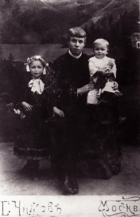 Сергей Есенин со своими сестрами, 1912 год.