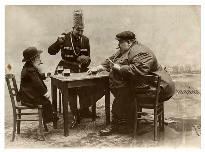 Трое мужчин играют в покер в 1913 году. 
